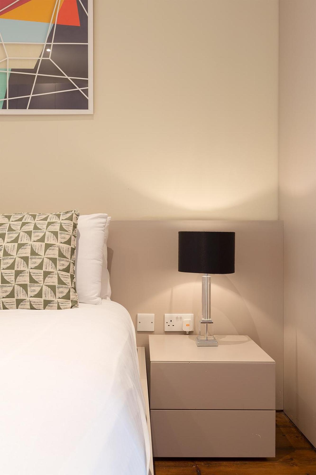 Superb One Bedroom Apartment In Soho Лондон Экстерьер фото